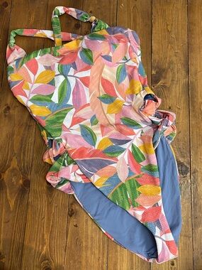 Becca size medium women’s one piece swimsuit colorful foliage print